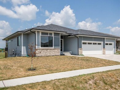 9421 Rushbrook Dr, Johnston, IA 50131 - photo 2