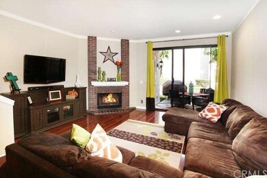 Spacious Living Room*Fireplace* Wood Floors* Bar A