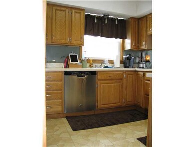 Kitchen. Newer oak kitchen with appliance package.