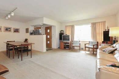 563 S Cambridge Ave, Elmhurst, IL 60126 - photo 2