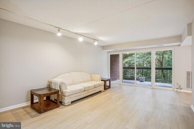 11818 Breton Ct unit 12B, Reston, VA 20191 - photo 2