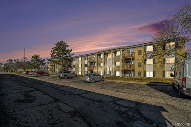 45210 Keding St unit 101, Utica, MI 48317 - photo 2