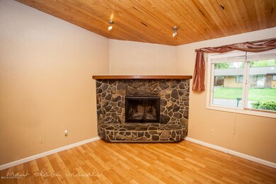 TD_Lyvona_fireplace