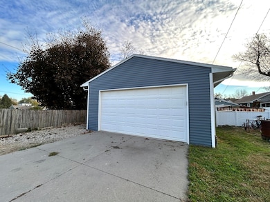 927 S 9th Ave, Marshalltown, IA 50158 - photo 3