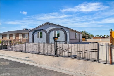 View of front of house featuring a fenced front ya