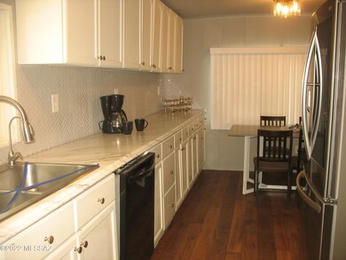 5652 Circle Z Kitchen