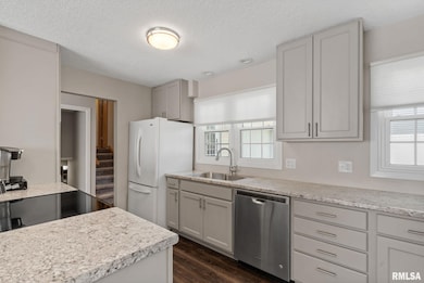 405 Westerfield Rd, Davenport, IA 52806 - photo 7