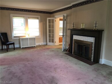 spacious room - family believes hardwood floors under carpeting
.. gas fireplace..