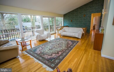 6821 Persimmon Tree Rd, Bethesda, MD 20817 - photo 4