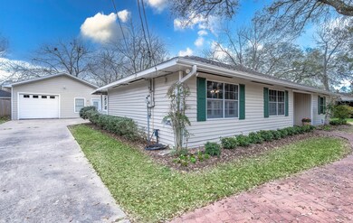 713 Clark St, Alvin, TX 77511 - photo 4