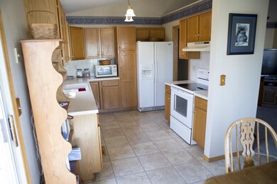 Lots of Cabinets, ALL APPLIANCES STAY!!
