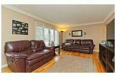 Living Room. Large Living Room with hardwood Floor