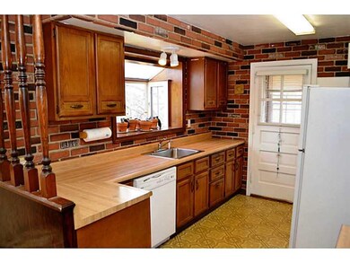 Kitchen. With Greenhouse Window
