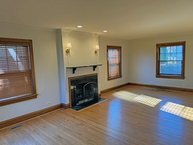 366 E Wisconsin Ave, Lake Forest, IL 60045 - photo 3