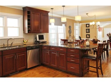 Oversized Eat-In Kitchen