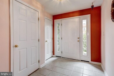 2541 Banshire Dr, Herndon, VA 20171 - photo 4