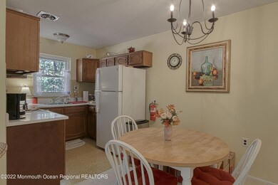 Eat-In-Kitchen