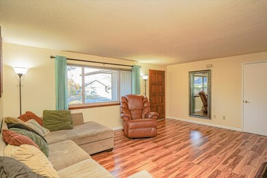 131 Belindy Cir, Grants Pass, OR 97527 - photo 3