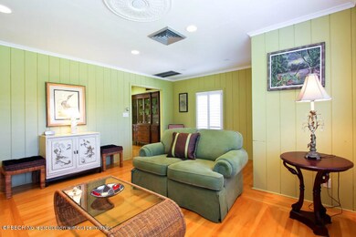 4 Living Room & Entry