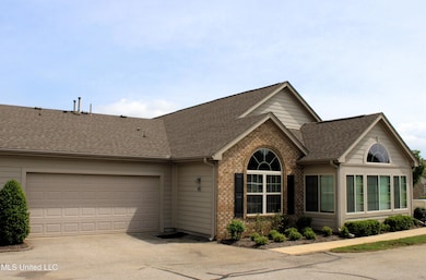 8647 Parkview Oaks Cir, Olive Branch, MS 38654 - photo 2