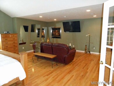Sitting area w/ gas fireplace