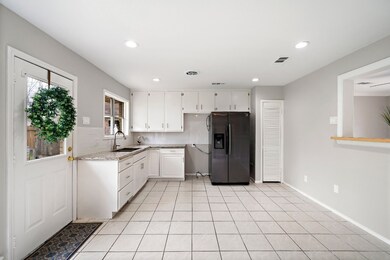 10322 Kingspoint Rd, Houston, TX 77075 - photo 4