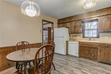 Cute Eat-In Kitchen