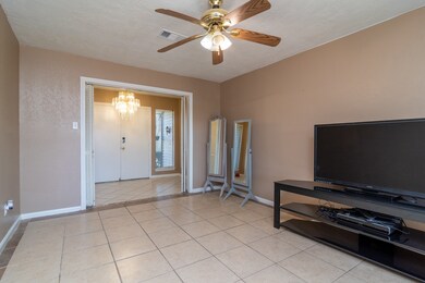 1924 Tracy Lynn Ln, Alvin, TX 77511 - photo 6