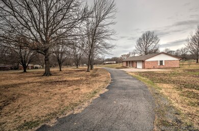 703 E 16th St, Chouteau, OK 74337 - photo 2