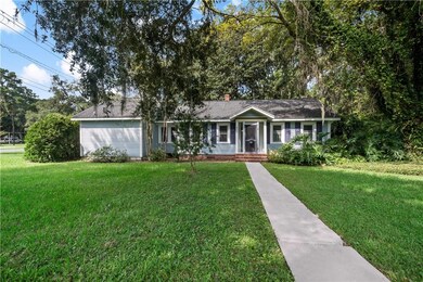 Lovely Coastal cottage on double corner lot