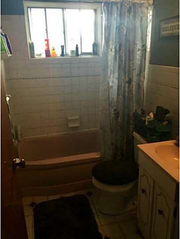 Bathroom Bathroom in Great shape