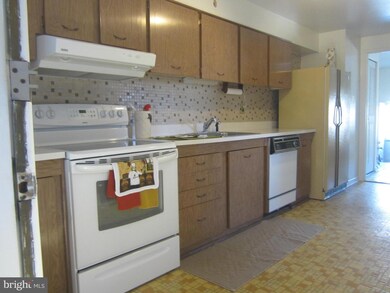 911 Grovehill Rd, Halethorpe, MD 21227 - photo 3