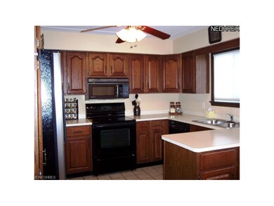 Kitchen - Lots of counter space
