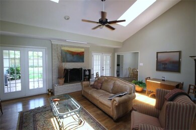 427 Wycliffe Dr, Houston, TX 77079 - photo 3