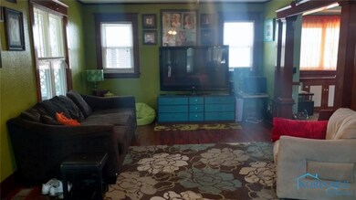 Living room, 20x15, lots of natural woodwork, char