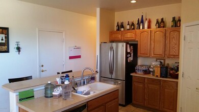 Breakfast bar island at kitchen
