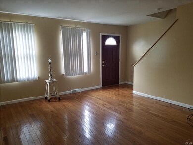 BEAUTIFUL WOOD FLOORS IN LIVING ROOM