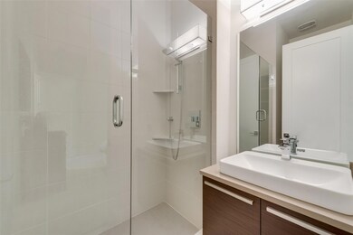 Guest full bath.