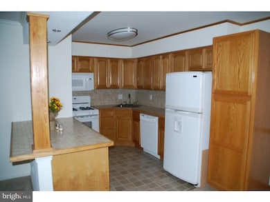 325 S Warminster Rd unit D3, Hatboro, PA 19040 - photo 4