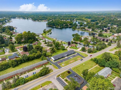 2475 S Commerce Rd unit 5, Commerce Charter Township, MI 48390 - photo 3