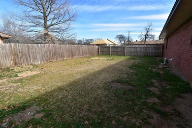 313 E Brockett St, Sherman, TX 75090 - photo 2