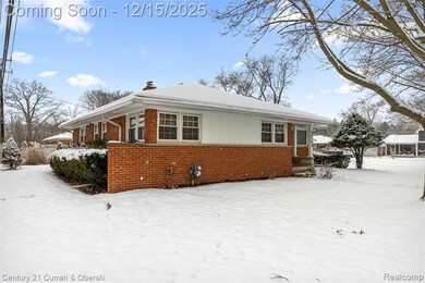 25703 Loch Lomond Dr, Dearborn Heights, MI 48125 - photo 3