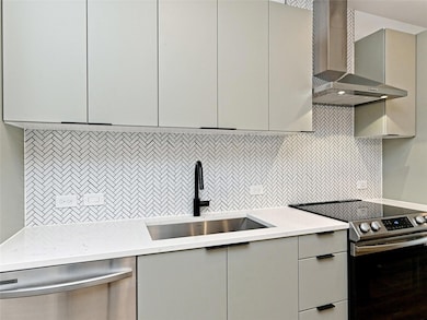 Kitchen with appliances with stainless steel fini