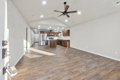 17 S Ora St, Pryor, OK 74361 - photo 3