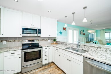 Kitchen w/ peninsula seating