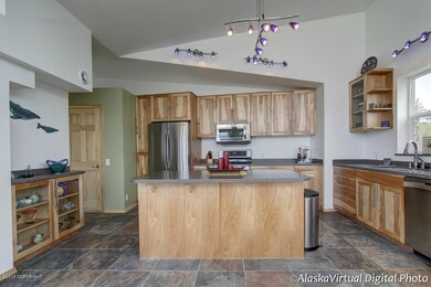 Kitchen w/island