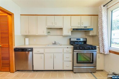 25 Fournier Crescent unit C0025, Elmwood Park, NJ 07407 - photo 3