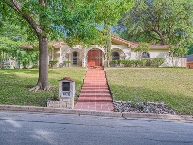 1027 Loch Lomond Dr, Arlington, TX 76012 - photo 4