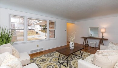 1723 E 31st Ct, Des Moines, IA 50317 - photo 2