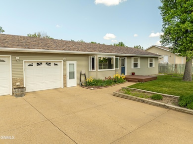 508 Rosie Ln N, Mandan, ND 58554 - photo 2